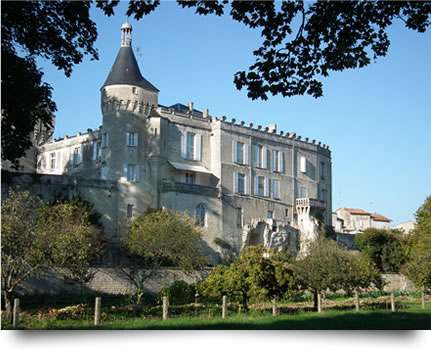 Le Château de Jonzac vue du parc